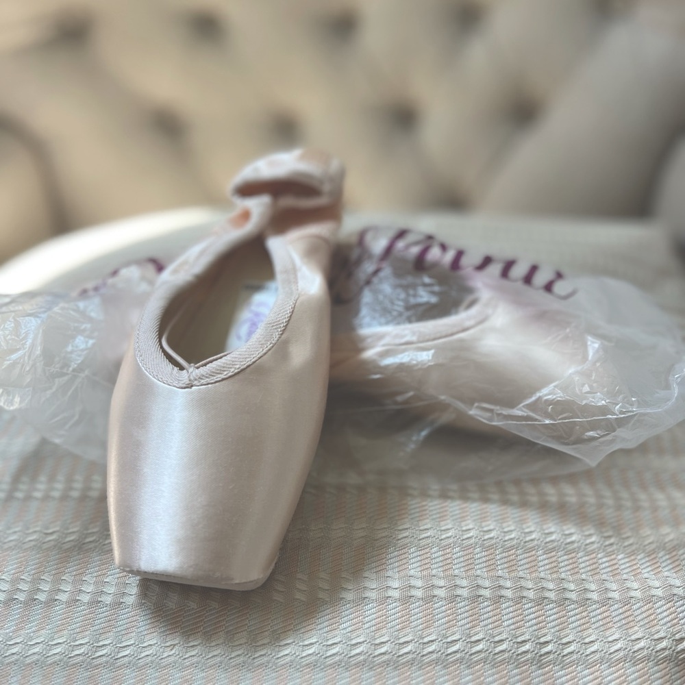 NEW Russian Pointe Rubin Radiance 40w4v2F